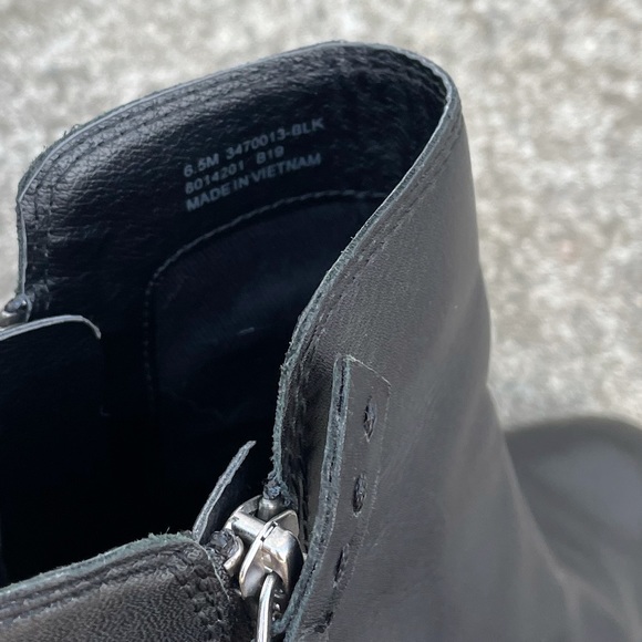 FRYE black genuine leather block heel ankle bootie - Picture 5 of 6